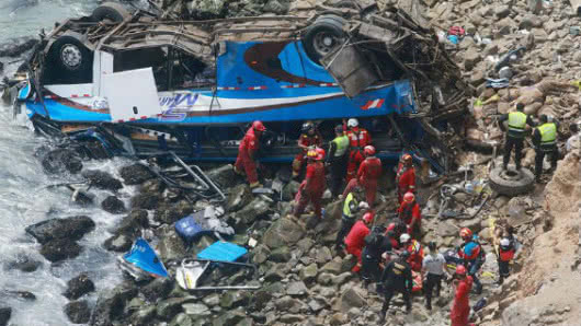 Reanudan búsqueda de cuerpos en accidente que dejó 48 muertos en Perú Reanudan búsqueda de cuerpos en accidente que dejó 48 muertos en Perú
