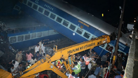 Descarrilamiento de tren deja 23 muertos en India