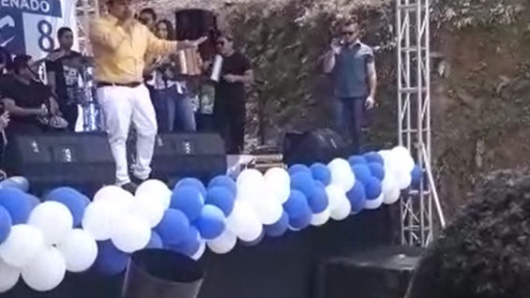 Lanzan artefacto explosivo durante acto de campaña de candidato conservador en Antioquia