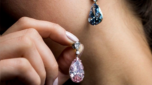 Venta de dos pendientes de diamante logra récord mundial