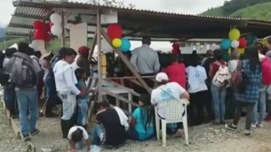 http://imagenes.canalrcn.com/ImgNoticias/styles/530xauto/s3/noticias/fiestas-farc270517.jpg