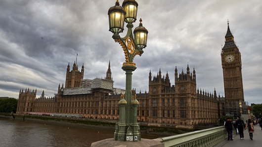Detienen a un hombre con un cuchillo frente al Parlamento británico — Londres
