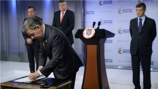 Santos y Timochenko reciben el premio Gernika por la Paz
