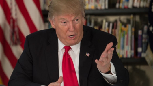 Trump comparte video agrediendo a Hillary Clinton Trump comparte video agrediendo a Hillary Clinton