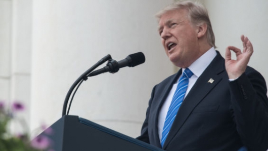 Ayuntamiento de París luce verde en desaprobación por decisión de Trump