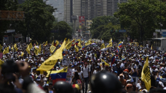 Miles de opositores desafían a Maduro en Venezuela