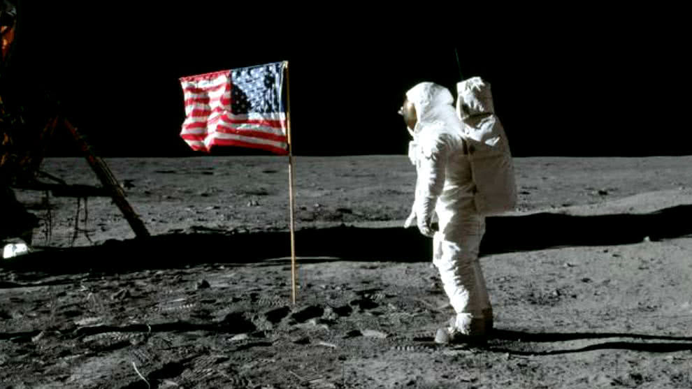 Bandera en la Luna
