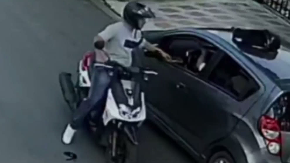 Alerta en Cali por delincuente que roba en moto y armado con un revólver