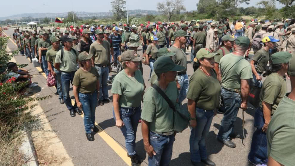 Para que lo defiendan, Maduro entregará miles de subametralladoras a sus seguidores