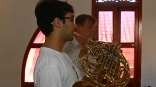 Jóvenes músicos colombianos reciben clases magistrales durante el Festival