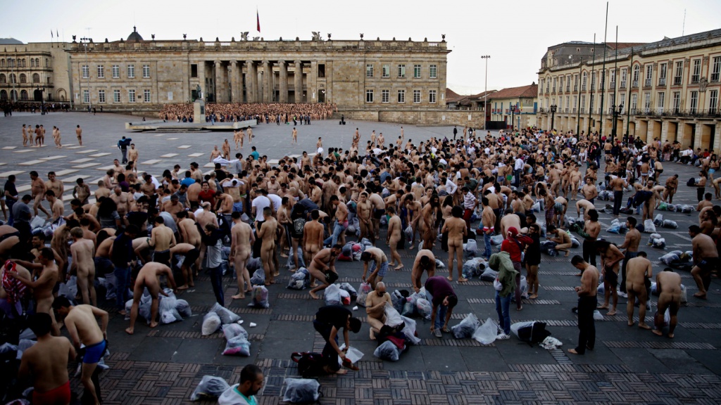 En fotos Spencer Tunick hizo desnudar a más de 6.000