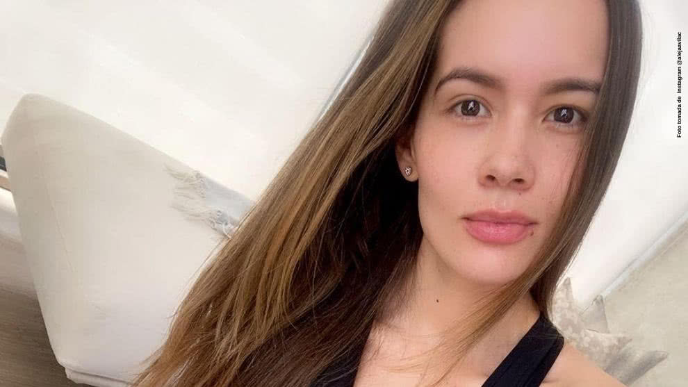 Alejandra Avila usa una prenda para evitar contagio del virus