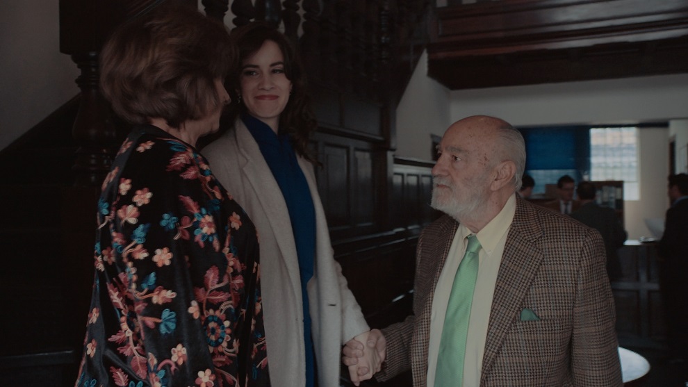 Julia planea con su padre salvar la casa de su mamá Julia y sus papás en la compra de la casa