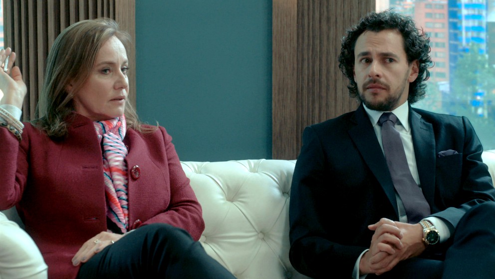 Adela le anuncia a los abogados que se va para EE. UU. La Ley del Corazón - capítulo 11 de enero