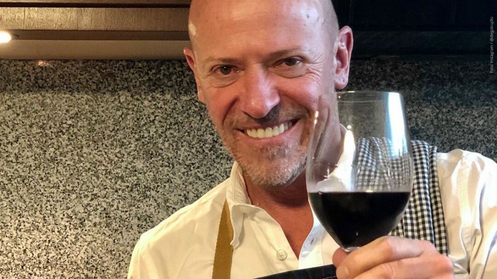Diego Trujillo y su mensaje de calvos a Nicolás De Zubiría. Foto: Instagram / @diegotrujillo Diego Trujillo posando con una copa de vino.