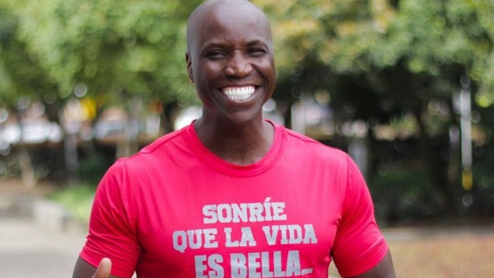 Fausto Murillo y su rutina de abdominales parados (Tomada de Instagram) Fausto Murillo y su rutina de abdominales parados