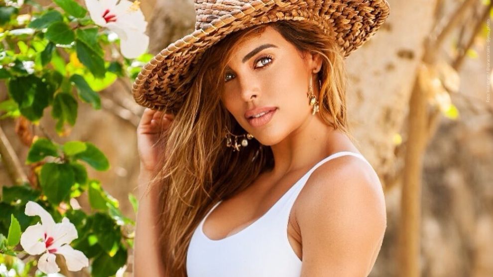 Sara Corrales descrestó con vestido de baño rosa. Foto: Instagram / @saracorrales - @jesu_photo Sara Corrales posa sensual.