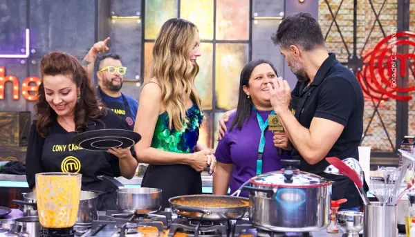 Bonito gesto de Juan Pablo con productora en MasterChef